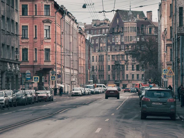 ロシアだサンクトペテルブルク 2020年冬 サンクトペテルブルクの歴史的中心部の通り駐車車で — ストック写真