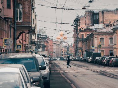 St. Petersburg 'un tarihi merkezinde park halindeki arabalarla..