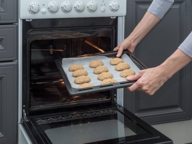 Fırının arka planında kurabiyeler olan fırın kağıdı..