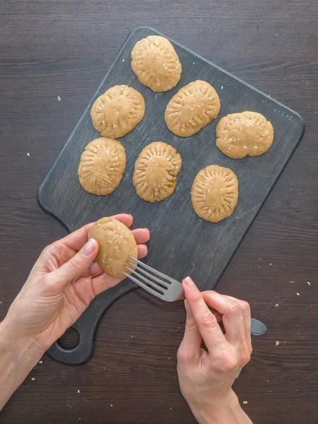 Manuální výroba cookies na dovolenou. Příprava egyptských cookies "Kahk El Eid" - cookies z El Fitr Islamic Feast. Ramadánské sladkosti — Stock fotografie