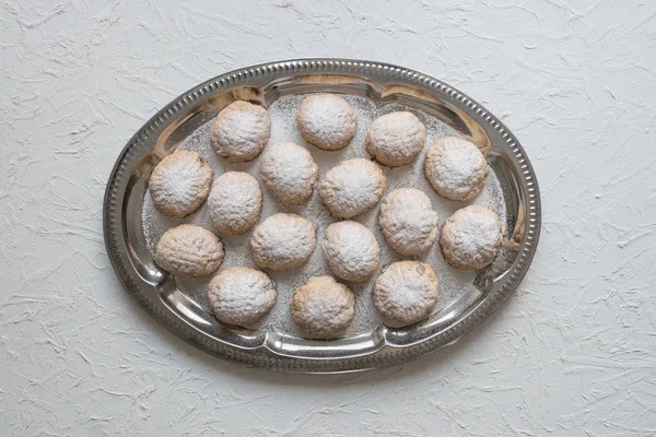 Ramadán édesség a fehér asztalon. Egyiptomi cookie-k "Kahk El Eid" - cookie-k El Fitr iszlám ünnep. Felülnézet. — Stock Fotó
