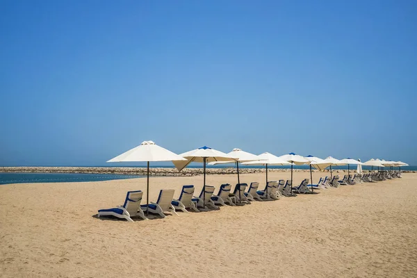 Plážové deštníky jsou v jedné řadě. Ras Al Khaima na Perském zálivu — Stock fotografie