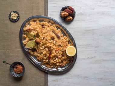 Geleneksel Arap Basmati pilavı ve sebze. Arap mutfağı. Sebze Biryani. Üst görünüm, alanı kopyala