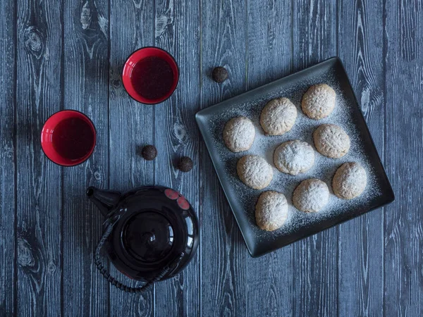 Рамадан солодощі подають з чаєм на столі. Egyptian cookie "Kahk El Eid" - cookie of El Fitr Islamic Feast Краєвид — стокове фото