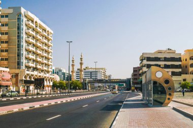 Dubai 'de. Nakil için klimalı durak. Eski Deira, Dubai 'nin yeni metropolünde. Sokak Al Rigga