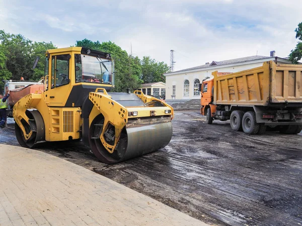 Rink irons asphalt.  Big road rink prepares the roadway for asphalt