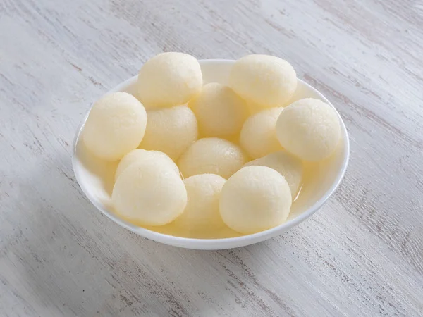 Indiaas Rasgulla dessert. Zoet geserveerd in een kom, bovenaanzicht — Stockfoto