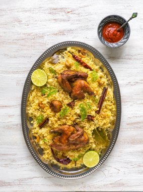 Ev yapımı tavuk Biryani. Arapça geleneksel gıda kabsa et kase. Üstten görünüm