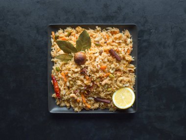 Geleneksel Arap Basmati pilavı ve sebze. Arap mutfağı. Sebze Biryani.