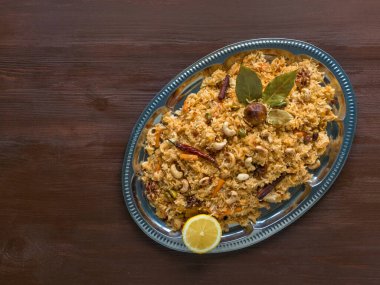 Geleneksel Arap Basmati pilavı ve sebze. Arap mutfağı. Sebze Biryani. Üst görünüm, alanı kopyala