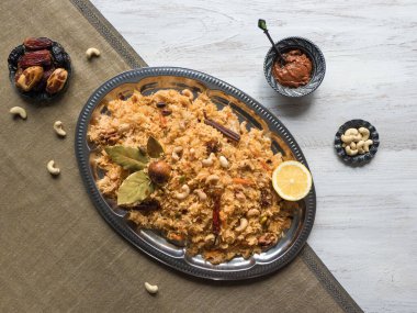 Geleneksel Arap Basmati pilavı ve sebze. Arap mutfağı. Sebze Biryani.