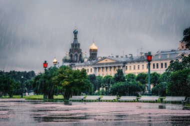 St. Petersburg manzaralı yağmurlu bir gün. İklim değişikliği kavramı.