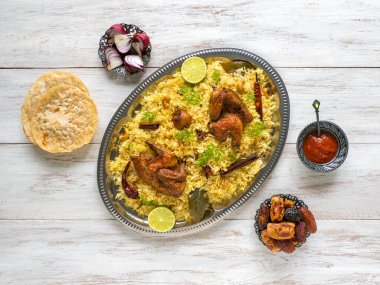 Ev yapımı tavuk Biryani. Arapça geleneksel gıda kabsa et kase. Üstten görünüm