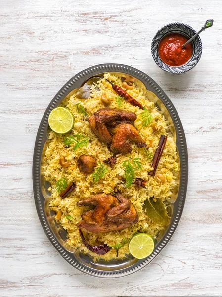 Pollo Biryani fatto in casa. Le ciotole di cibo tradizionali arabe kabsa con carne. Vista dall'alto — Foto Stock