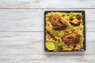 Ev yapımı tavuk Biryani. Arapça geleneksel gıda kabsa et kase. Üstten görünüm