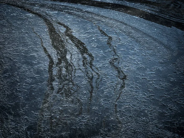 Gelo com estrias abstratas na superfície. Fundo escuro natural com gelo no rio — Fotografia de Stock