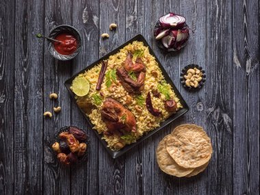 Fırında tavuk ve pirinçli şenlik yemeği. Mandi Kabsa, Yemenis tarzı.