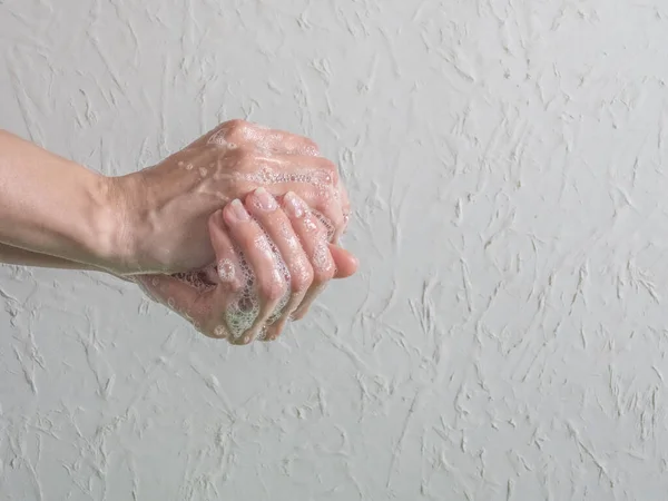 Lavarse las manos. Concepto de higiene, prevenir la propagación de gérmenes y bacterias y evitar infecciones por el virus corona — Foto de Stock