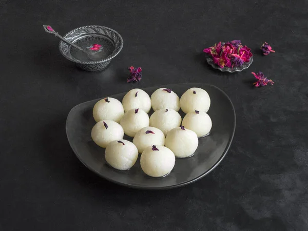 Indische traditionelle süße Rasgulla, Nahaufnahme, Kopierraum — Stockfoto