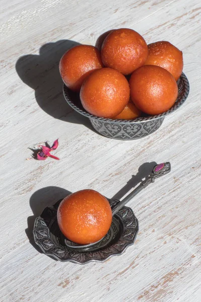 Ινδικό επιδόρπιο Γκουλάμπ Τζαμούν. Γλυκό σερβίρεται σε ένα μπολ, πάνω όψη — Φωτογραφία Αρχείου