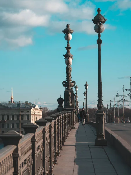 Arabası olmayan boş bir şehir. St. Petersburg 'un tarihi merkezi. Şehir karantinada