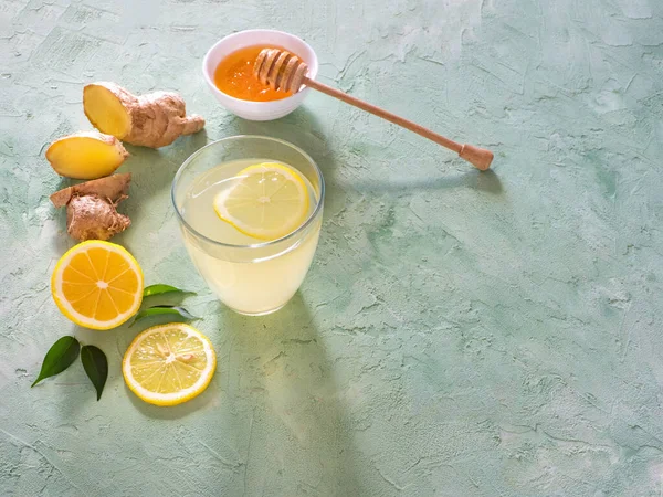Antivirale drank met citroen, honing en gember wortel, versterking van immuniteitsconcept, horizontaal met kopieerruimte — Stockfoto