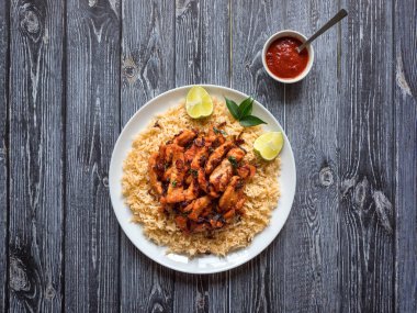 Basmati pilavlı baharatlı tavuk kızartması. Güney Hindistan yemeği