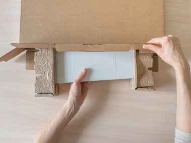 Ellerini kutuya koy. Alınan paket açılıyor