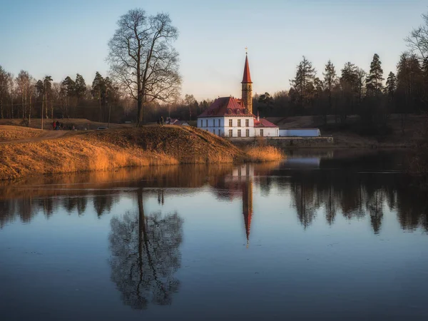 Hermoso paisaje de color con un lago azul un viejo castillo y reflejos en el agua a principios de primavera —  Fotos de Stock