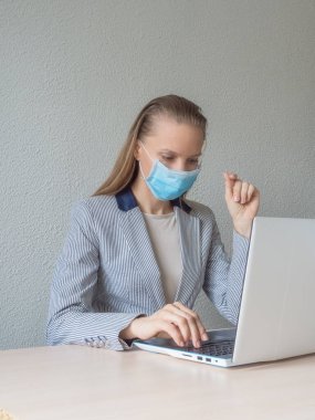Karantinada uzaktan kumanda. Bilgisayar, dizüstü bilgisayar ve uzaktan çalışan kız. Dünyada koronavirüs salgını