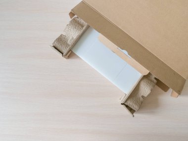 Karton bir kutudan yeni bir dizüstü bilgisayar açıyorum. Alınan paket açılıyor