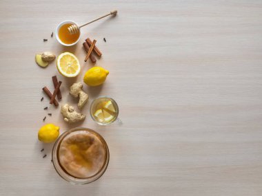 Zencefil kökü, bal ve limonlu kombu mantarı.. 