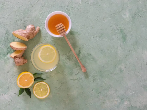Antivirale drank met citroen, honing en gemberwortel, versterking van het immuniteitsconcept — Stockfoto