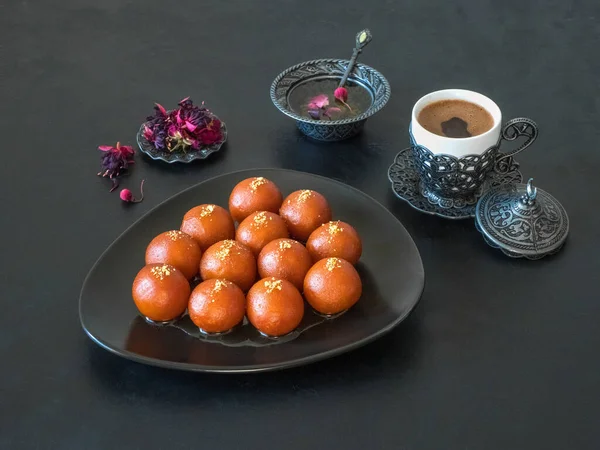 Gulab Jamun - Traditionelle indische Süßigkeiten auf einem schwarzen Tisch — Stockfoto