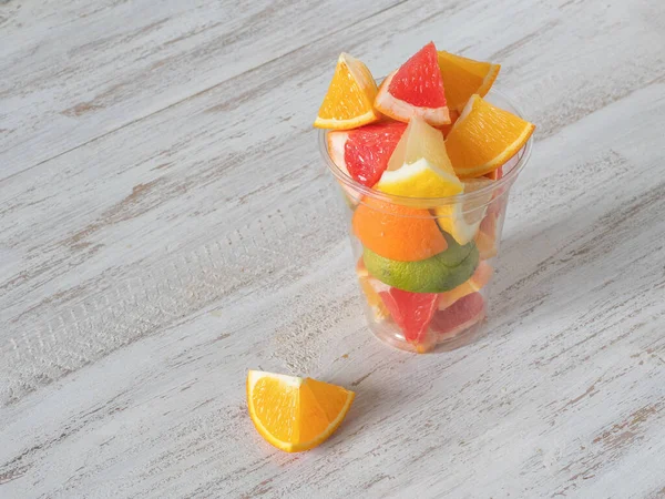 Bebida de vitamina C. Rebanadas de cítricos en un vaso transparente. Fortalecimiento del concepto del sistema inmunitario —  Fotos de Stock