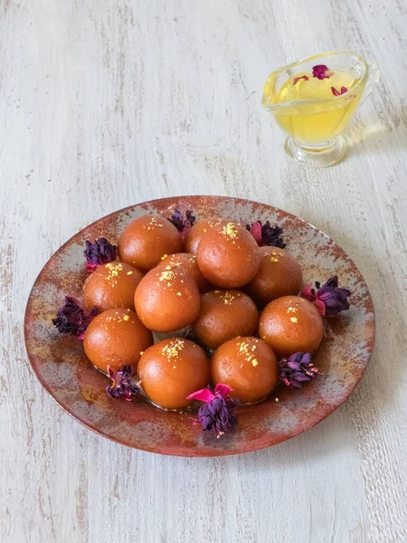 Gulab Jamun - Traditionelle indische Süßigkeiten auf einem weißen Holztisch — Stockfoto