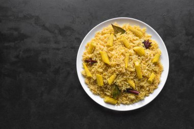 Bebek mısırlı vejetaryen biryani. Baharatlı mısır pilavı.