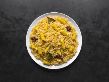 Bebek mısırlı vejetaryen biryani. Baharatlı mısır pilavı.