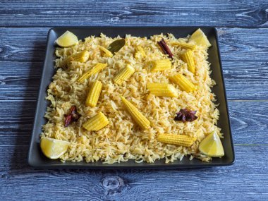 Biryani ve bebek mısır. Baharatlı mısır pilavı. Hint yemeği.
