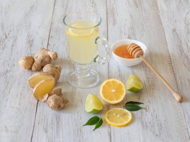 Limon, bal ve zencefil kökü ile antiviral içecek, bağışıklık kavramının güçlendirilmesi