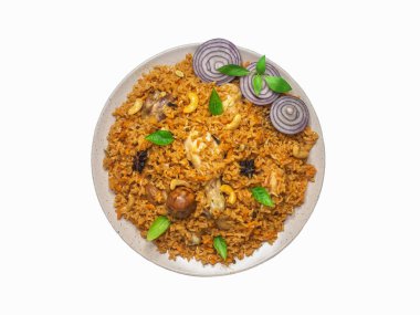 İzole edilmiş tavuk Biryani. Geleneksel Arap yemekleri Kabsa 'da yeniyor