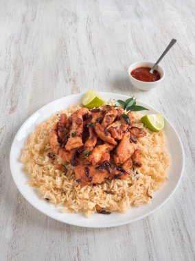 Ev yapımı tavuk biryani. Geleneksel Arap yemekleri Kabsa 'da yeniyor