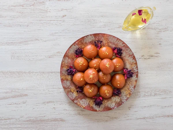 Indische traditionelle süße Gulab Jamun auf Holztisch — Stockfoto