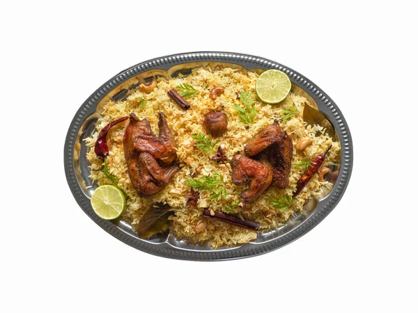 Pollo aislado Biryani. Cuencos de comida tradicional árabe Kabsa con carne —  Fotos de Stock