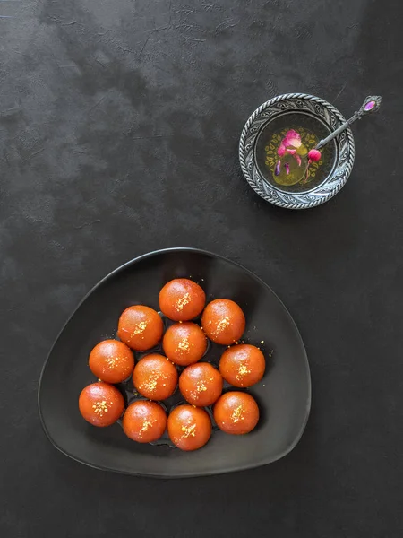 India dulce tradicional Gulab Jamun en mesa negra — Foto de Stock