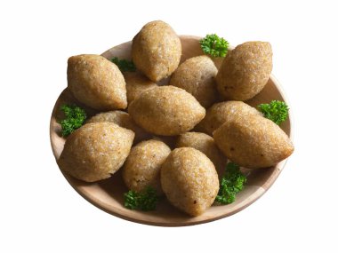 İzole edilmiş Arap eti aperatifi Kibbeh. Geleneksel Arap kibbesi kuzu ve çam fıstığı ile