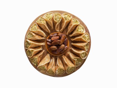 İzole Arap tatlıları. Tatlı peynirle doldurulmuş Arap krepi,