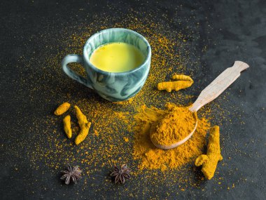 Zerdeçal ile yapılmış Altın Süt. Virüsler ve birçok hastalık için bir tedavi