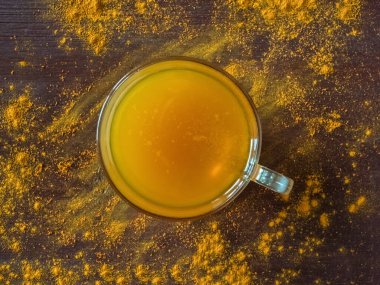 Zerdeçal tozlu bitki çayı.