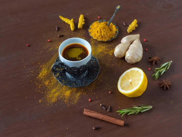 Zwarte koffie met kurkuma, kaneel, gember, citroen en peper — Stockfoto